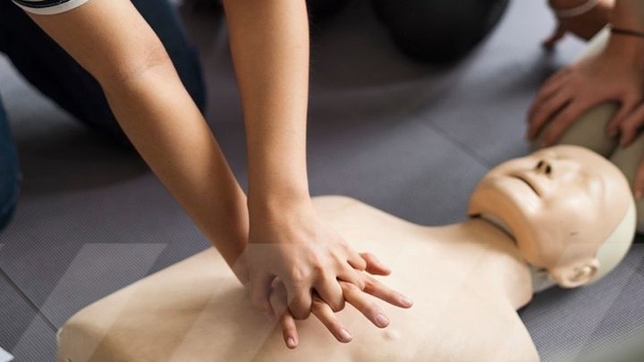 Event Medical Services tilbyder grundkurser i førstehjælp med både praktisk og teoretisk undervisning