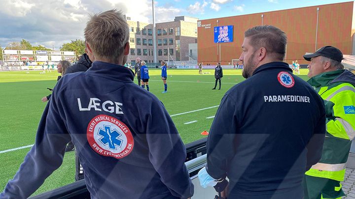 Når der skal afvikles en UEFA fodboldkamp, er der krav om en læge på sidelinjen