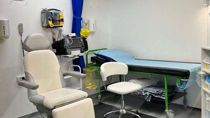 Bei UEFA-Fußballspielen ist ein Behandlungsraum in der Nähe der Umkleidekabine der Spieler vorgeschrieben.