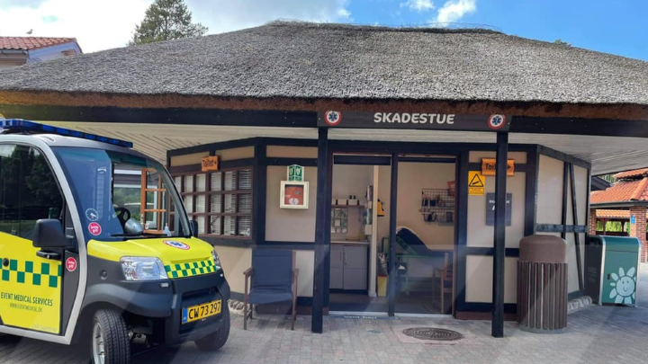 Jeder im Park kann im Falle eines Unfalls eine erweiterte Behandlung erhalten.